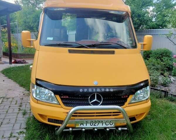 Желтый Мерседес Sprinter, объемом двигателя 2.15 л и пробегом 150 тыс. км за 12000 $, фото 1 на Automoto.ua