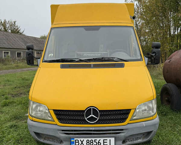 Желтый Мерседес Sprinter, объемом двигателя 2.15 л и пробегом 542 тыс. км за 9850 $, фото 1 на Automoto.ua