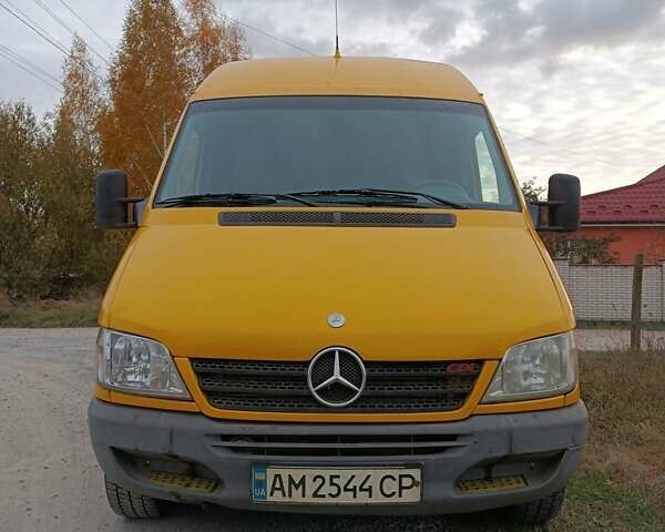 Желтый Мерседес Sprinter, объемом двигателя 2.15 л и пробегом 406 тыс. км за 9800 $, фото 1 на Automoto.ua