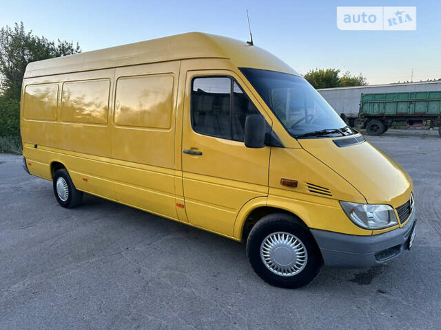 Желтый Мерседес Sprinter, объемом двигателя 2.2 л и пробегом 210 тыс. км за 9000 $, фото 1 на Automoto.ua