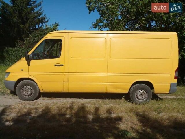 Желтый Мерседес Sprinter, объемом двигателя 2.5 л и пробегом 537 тыс. км за 5800 $, фото 1 на Automoto.ua