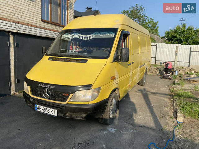Желтый Мерседес Sprinter, объемом двигателя 2.2 л и пробегом 297 тыс. км за 8350 $, фото 1 на Automoto.ua