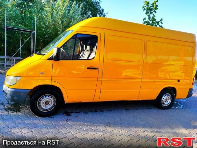 Желтый Мерседес Sprinter, объемом двигателя 2.1 л и пробегом 440 тыс. км за 6000 $, фото 1 на Automoto.ua