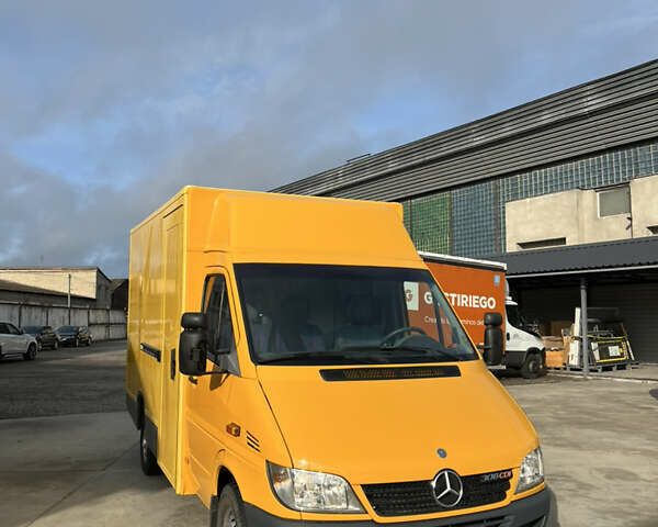 Желтый Мерседес Sprinter, объемом двигателя 0 л и пробегом 222 тыс. км за 12777 $, фото 1 на Automoto.ua
