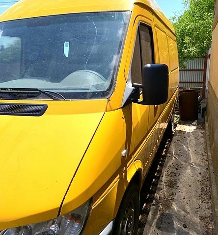 Желтый Мерседес Sprinter, объемом двигателя 2.1 л и пробегом 200 тыс. км за 7800 $, фото 1 на Automoto.ua