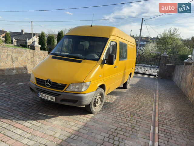 Желтый Мерседес Sprinter, объемом двигателя 2.1 л и пробегом 445 тыс. км за 7500 $, фото 1 на Automoto.ua