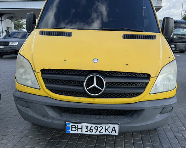 Желтый Мерседес Sprinter, объемом двигателя 2.2 л и пробегом 350 тыс. км за 12200 $, фото 1 на Automoto.ua