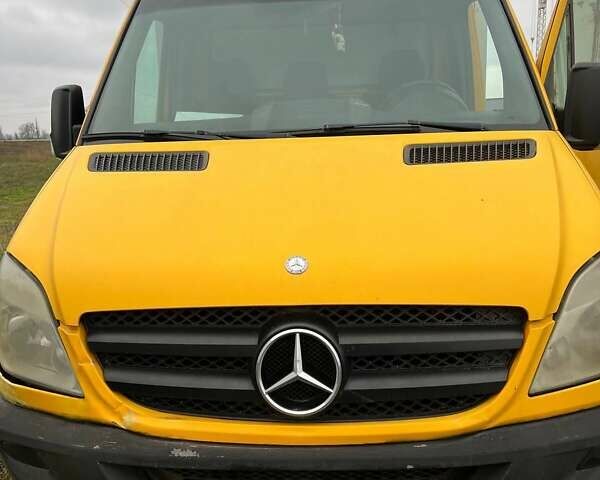 Желтый Мерседес Sprinter, объемом двигателя 2.14 л и пробегом 375 тыс. км за 12805 $, фото 1 на Automoto.ua