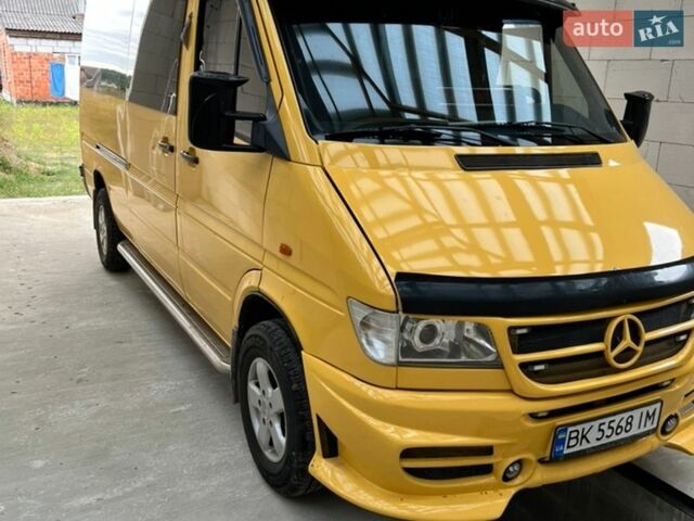 Желтый Мерседес Sprinter, объемом двигателя 2.3 л и пробегом 326 тыс. км за 7000 $, фото 1 на Automoto.ua