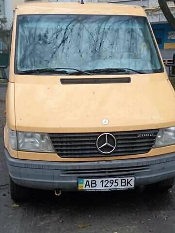 Желтый Мерседес Sprinter, объемом двигателя 2.3 л и пробегом 240 тыс. км за 4500 $, фото 1 на Automoto.ua