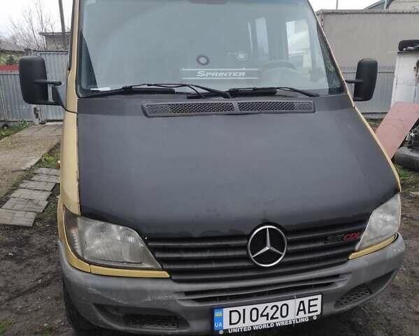 Желтый Мерседес Sprinter, объемом двигателя 2.2 л и пробегом 650 тыс. км за 5499 $, фото 1 на Automoto.ua
