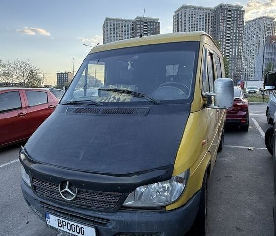 Желтый Мерседес Sprinter, объемом двигателя 2.2 л и пробегом 980 тыс. км за 2800 $, фото 1 на Automoto.ua