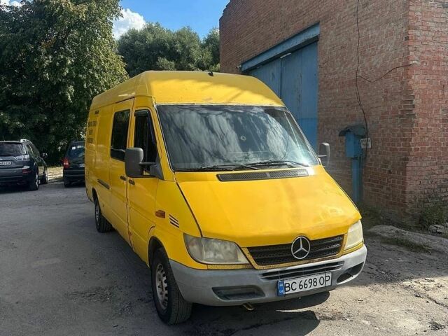 Желтый Мерседес Sprinter, объемом двигателя 2.2 л и пробегом 200 тыс. км за 6000 $, фото 1 на Automoto.ua