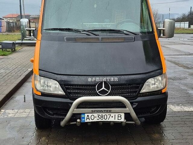 Желтый Мерседес Sprinter, объемом двигателя 2.1 л и пробегом 400 тыс. км за 10000 $, фото 1 на Automoto.ua