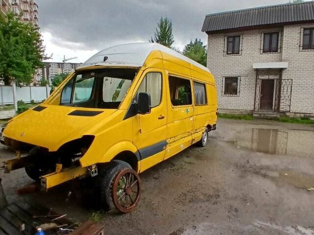 Желтый Мерседес Sprinter, объемом двигателя 2.2 л и пробегом 220 тыс. км за 1809 $, фото 1 на Automoto.ua