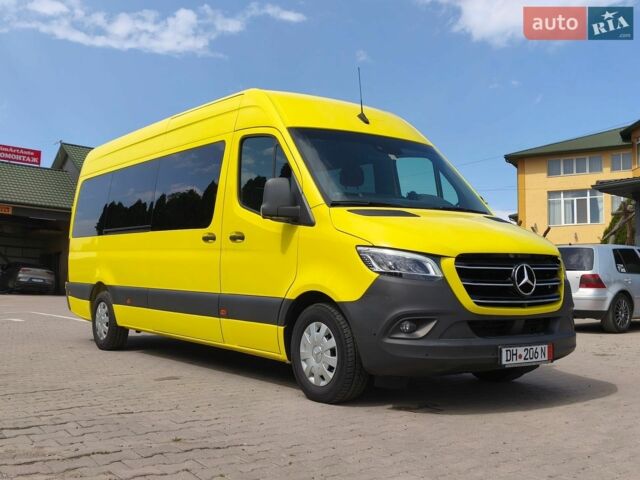 Желтый Мерседес Sprinter, объемом двигателя 2.2 л и пробегом 70 тыс. км за 56587 $, фото 1 на Automoto.ua