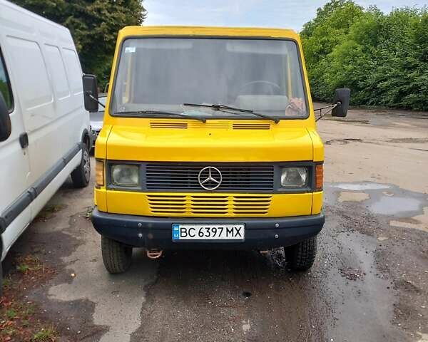 Желтый Мерседес Sprinter, объемом двигателя 2.3 л и пробегом 300 тыс. км за 5000 $, фото 1 на Automoto.ua