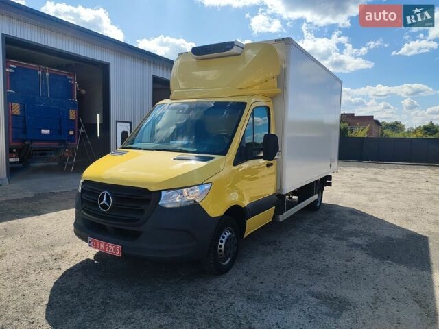 Желтый Мерседес Sprinter, объемом двигателя 2.1 л и пробегом 170 тыс. км за 35990 $, фото 1 на Automoto.ua