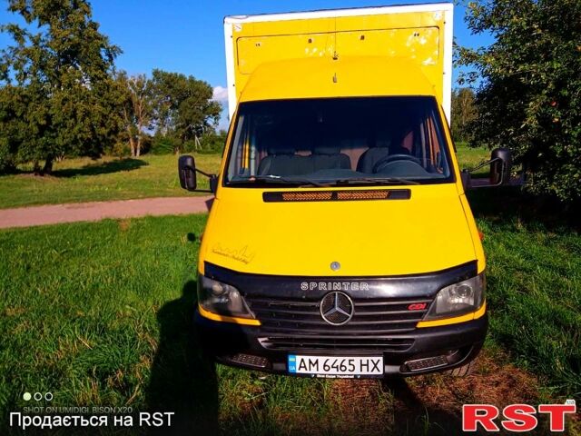 Желтый Мерседес Sprinter, объемом двигателя 2.2 л и пробегом 450 тыс. км за 9300 $, фото 1 на Automoto.ua