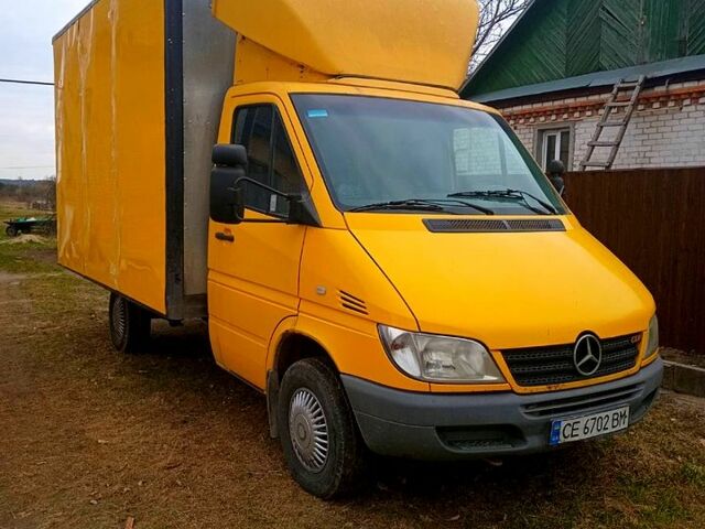 Желтый Мерседес Sprinter, объемом двигателя 2.2 л и пробегом 300 тыс. км за 8900 $, фото 1 на Automoto.ua