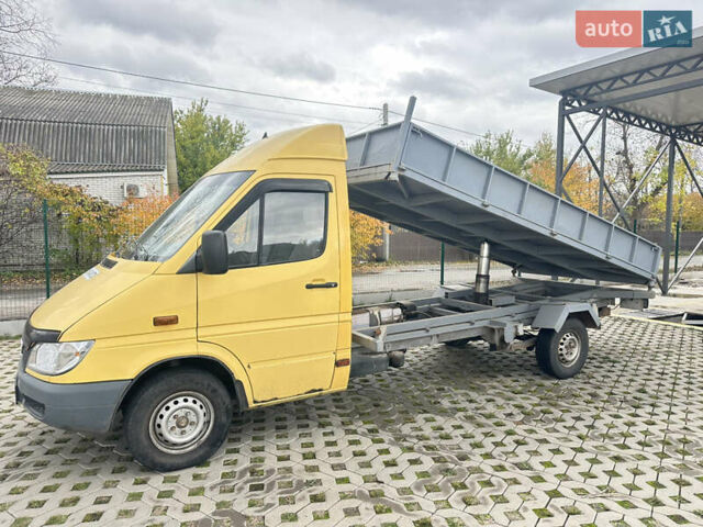 Желтый Мерседес Sprinter, объемом двигателя 2.15 л и пробегом 300 тыс. км за 12500 $, фото 1 на Automoto.ua