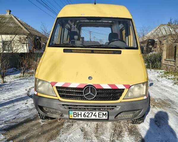 Желтый Мерседес Sprinter, объемом двигателя 2.2 л и пробегом 413 тыс. км за 7500 $, фото 1 на Automoto.ua