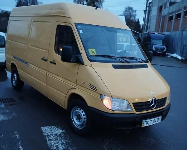 Желтый Мерседес Sprinter, объемом двигателя 2.2 л и пробегом 416 тыс. км за 9000 $, фото 1 на Automoto.ua