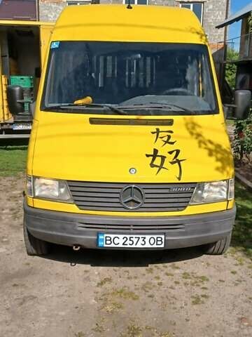 Желтый Мерседес Sprinter, объемом двигателя 2.3 л и пробегом 455 тыс. км за 6700 $, фото 1 на Automoto.ua