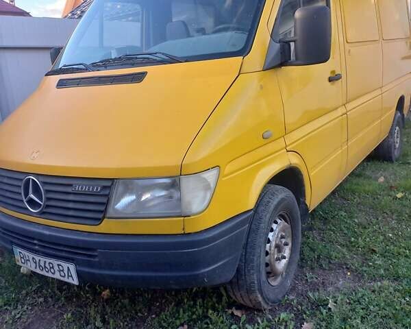 Желтый Мерседес Sprinter, объемом двигателя 2.3 л и пробегом 600 тыс. км за 5700 $, фото 1 на Automoto.ua