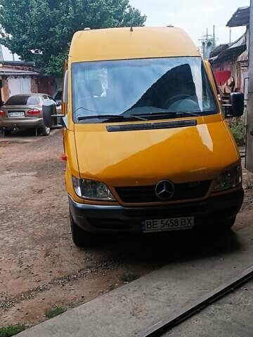 Желтый Мерседес Sprinter, объемом двигателя 2.2 л и пробегом 300 тыс. км за 15000 $, фото 1 на Automoto.ua