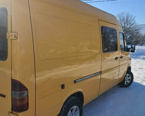 Желтый Мерседес Sprinter, объемом двигателя 2.15 л и пробегом 681 тыс. км за 8000 $, фото 1 на Automoto.ua