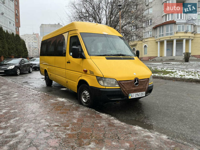 Желтый Мерседес Sprinter, объемом двигателя 2.2 л и пробегом 300 тыс. км за 9900 $, фото 1 на Automoto.ua