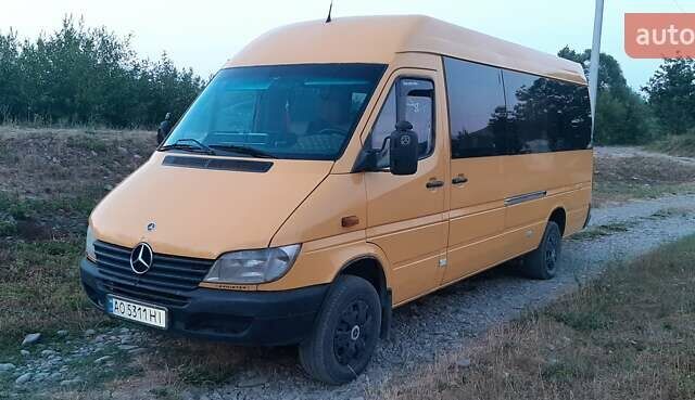 Желтый Мерседес Sprinter, объемом двигателя 2.1 л и пробегом 650 тыс. км за 7100 $, фото 1 на Automoto.ua