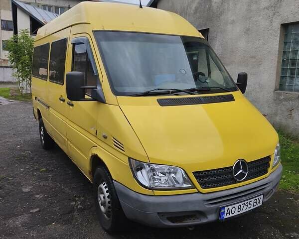 Желтый Мерседес Sprinter, объемом двигателя 2.2 л и пробегом 379 тыс. км за 8000 $, фото 1 на Automoto.ua