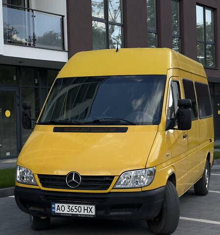 Желтый Мерседес Sprinter, объемом двигателя 2.69 л и пробегом 520 тыс. км за 8499 $, фото 1 на Automoto.ua
