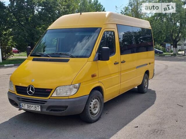 Желтый Мерседес Sprinter, объемом двигателя 2.2 л и пробегом 185 тыс. км за 9100 $, фото 1 на Automoto.ua