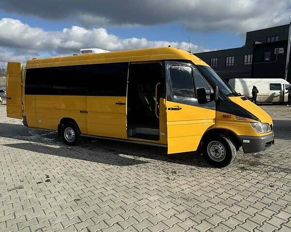 Желтый Мерседес Sprinter, объемом двигателя 2.7 л и пробегом 100 тыс. км за 19000 $, фото 1 на Automoto.ua