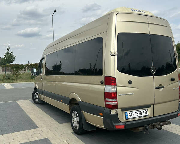 Желтый Мерседес Sprinter, объемом двигателя 2.99 л и пробегом 400 тыс. км за 14500 $, фото 1 на Automoto.ua