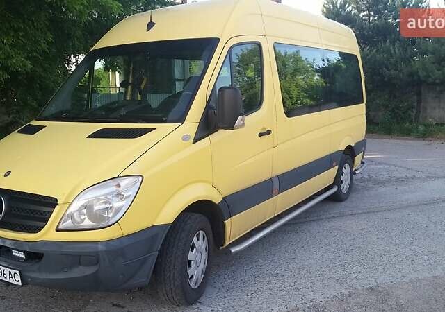 Желтый Мерседес Sprinter, объемом двигателя 2.1 л и пробегом 250 тыс. км за 12800 $, фото 1 на Automoto.ua