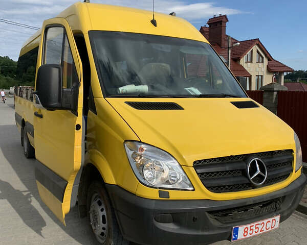 Желтый Мерседес Sprinter, объемом двигателя 2.9 л и пробегом 308 тыс. км за 32000 $, фото 1 на Automoto.ua