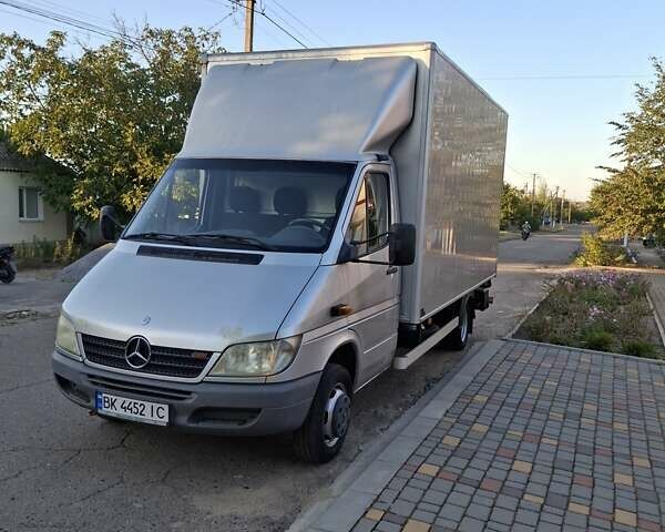 Серый Мерседес Sprinter, объемом двигателя 2.7 л и пробегом 298 тыс. км за 15800 $, фото 1 на Automoto.ua