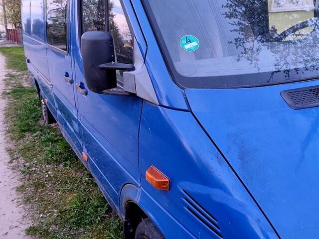 Синий Мерседес Sprinter, объемом двигателя 2.7 л и пробегом 430 тыс. км за 9900 $, фото 1 на Automoto.ua