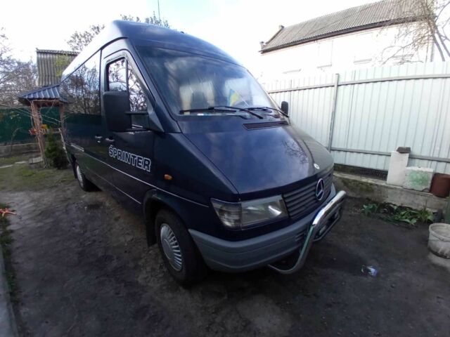 Синий Мерседес Sprinter, объемом двигателя 2.3 л и пробегом 544 тыс. км за 4000 $, фото 1 на Automoto.ua