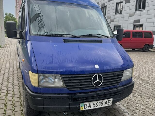 Синий Мерседес Sprinter, объемом двигателя 2.3 л и пробегом 750 тыс. км за 2600 $, фото 1 на Automoto.ua