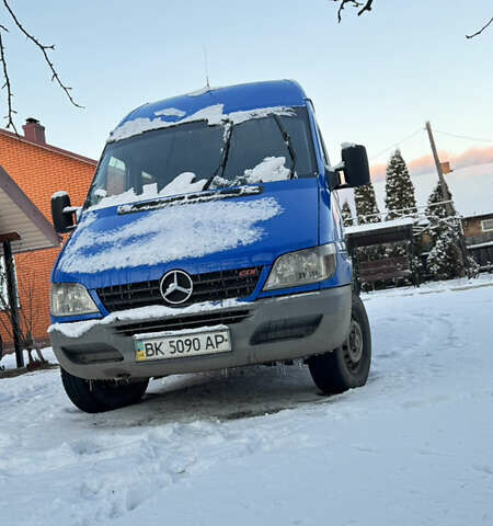 Синий Мерседес Sprinter, объемом двигателя 2.2 л и пробегом 600 тыс. км за 9000 $, фото 1 на Automoto.ua
