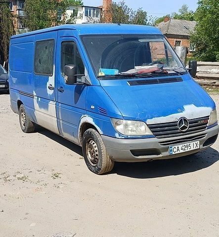 Синий Мерседес Sprinter, объемом двигателя 2.2 л и пробегом 500 тыс. км за 4500 $, фото 1 на Automoto.ua