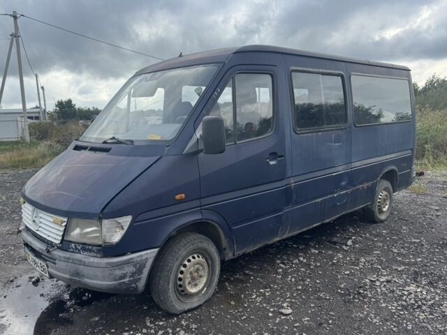 Синий Мерседес Sprinter, объемом двигателя 2.3 л и пробегом 500 тыс. км за 1000 $, фото 1 на Automoto.ua