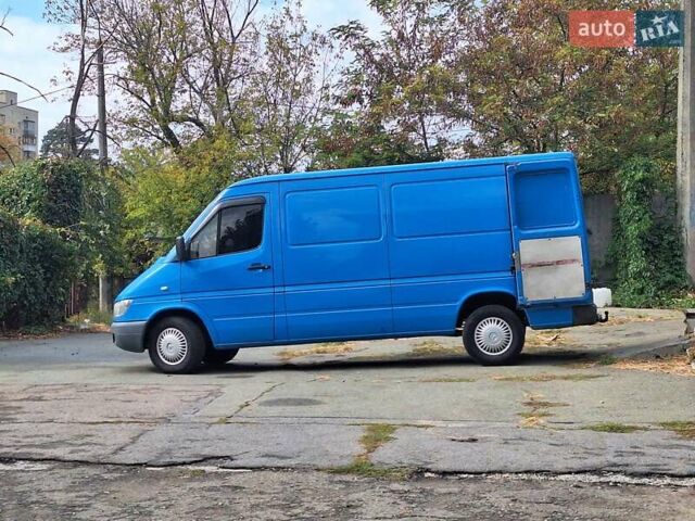 Синий Мерседес Sprinter, объемом двигателя 2.2 л и пробегом 327 тыс. км за 9000 $, фото 1 на Automoto.ua