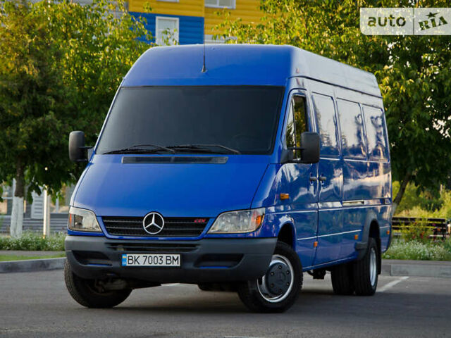 Синий Мерседес Sprinter, объемом двигателя 2.2 л и пробегом 300 тыс. км за 12800 $, фото 1 на Automoto.ua