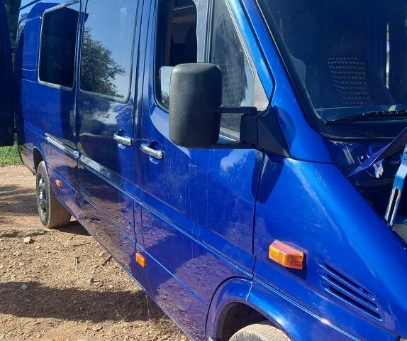 Синій Мерседес Sprinter, об'ємом двигуна 2.7 л та пробігом 999 тис. км за 10000 $, фото 1 на Automoto.ua